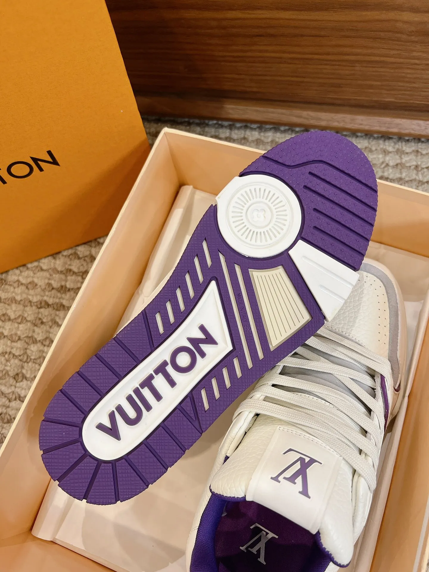 👟👟Ex-factory price 840👟👟 Dongguan high-end supply top version LV-Louis Vuitton 2022 catwalk new style, original 1:1 developed replica! ! It is very comfortable to wear on the foot. It is made of fine workmanship. The upper is spliced ​​with calfskin imported from Italy. The side is decorated with the brand's LOGO and signature. The cowhide foot pads are lined with mesh, making the foot feel super comfortable. The original two-color TPU combination outsole is specially provided by the original factory. Packing process: Goodyear stitching and overlocking Size: 35-44 standard size